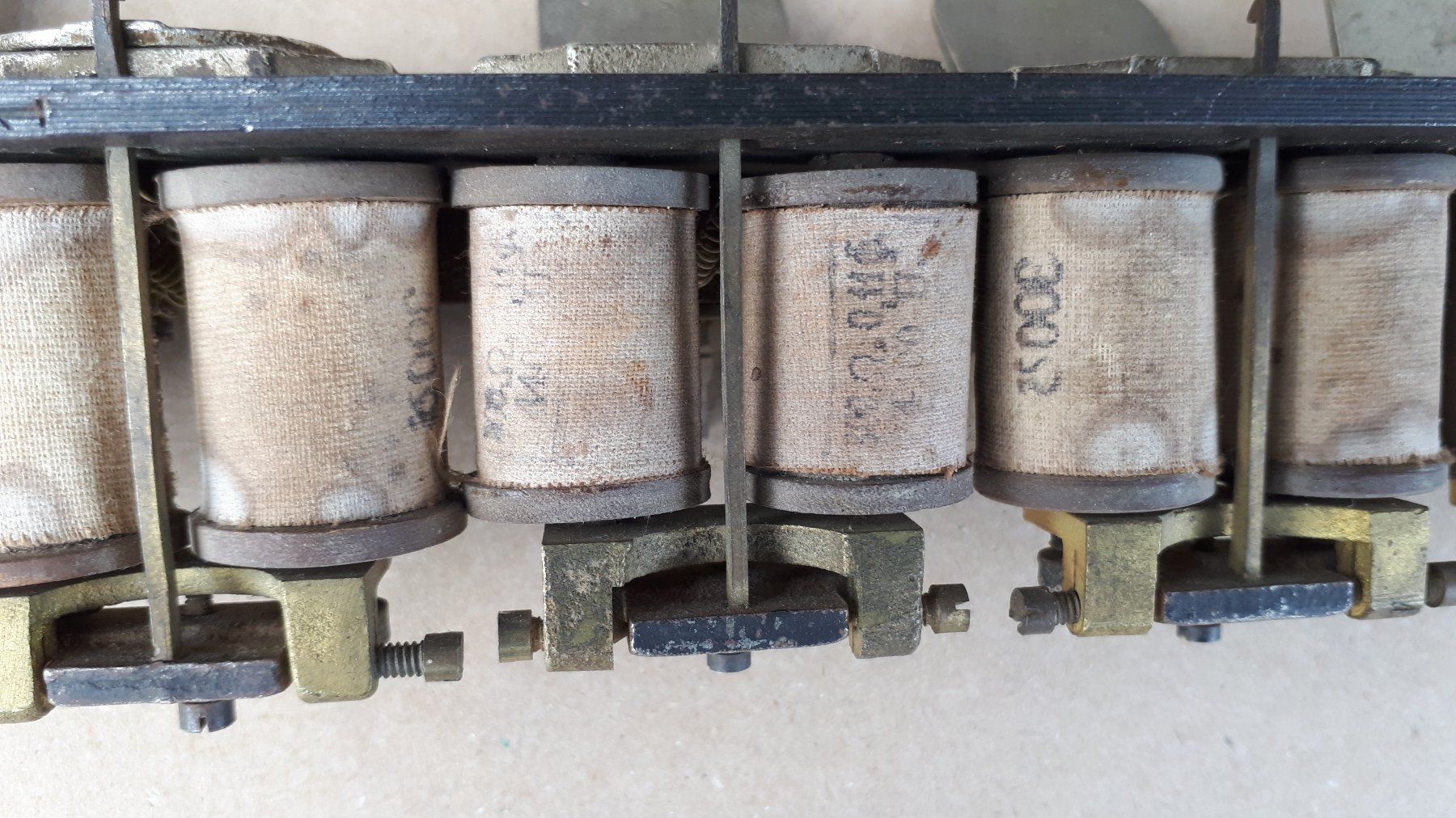 Interruttori: Antike Elektromechanische Fallklappenleiste – Usato da Madiswil venduto da 20gls 7
