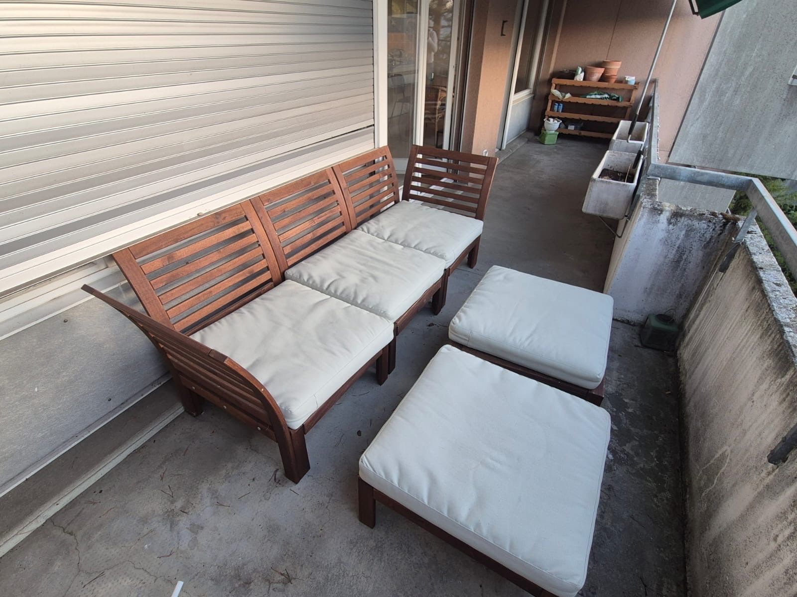 Divani: Balkonsofa Holz mit weissen Polstern – Usato da Zürich venduto da pau_dhm6
