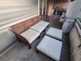 Balkonsofa Holz mit weissen Polstern