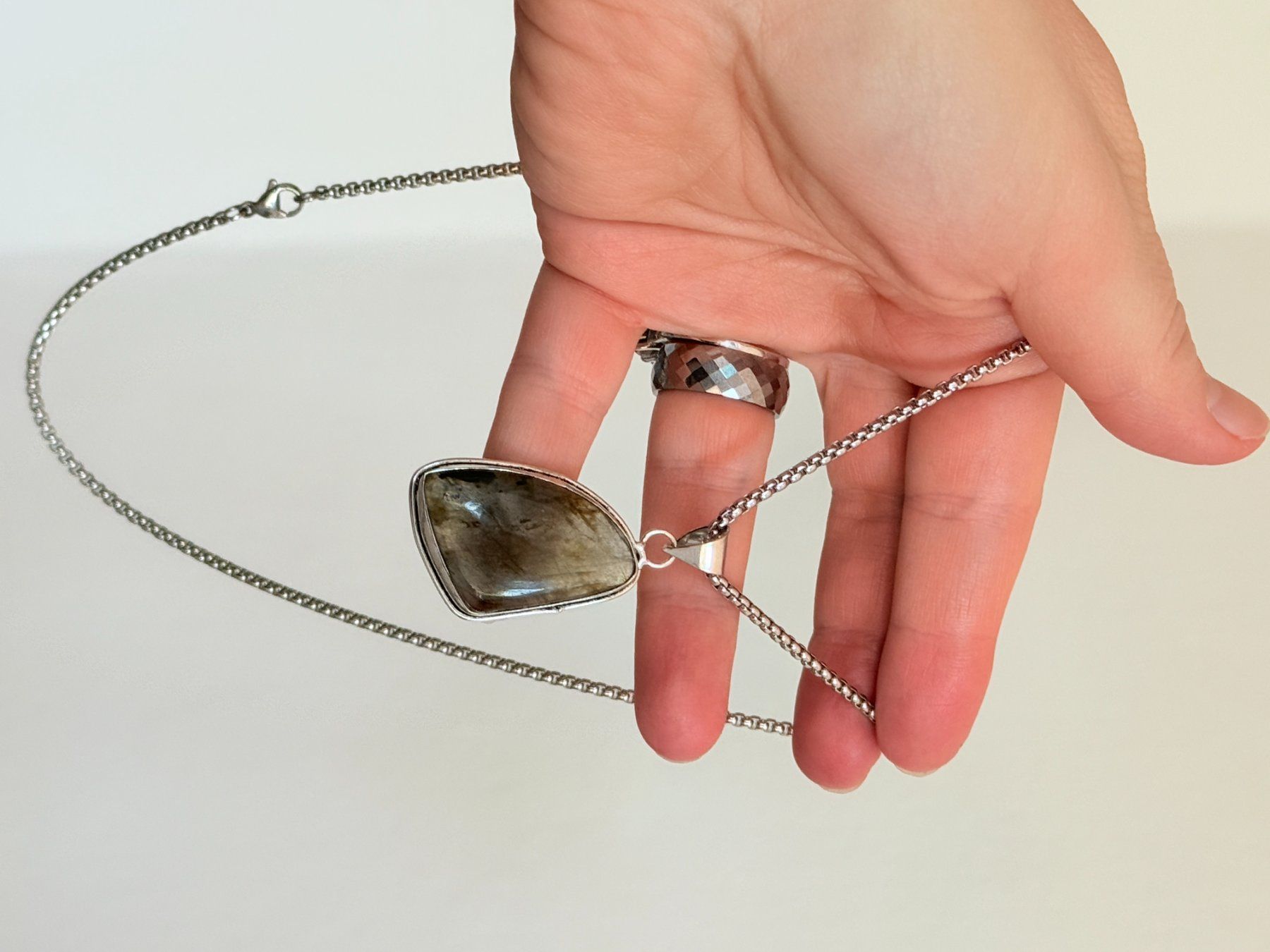 Colliers: Collier Labradorite - Élégance et Mystère 💎 – Neuf avec emballage d'origine à Genève par AWWA 5