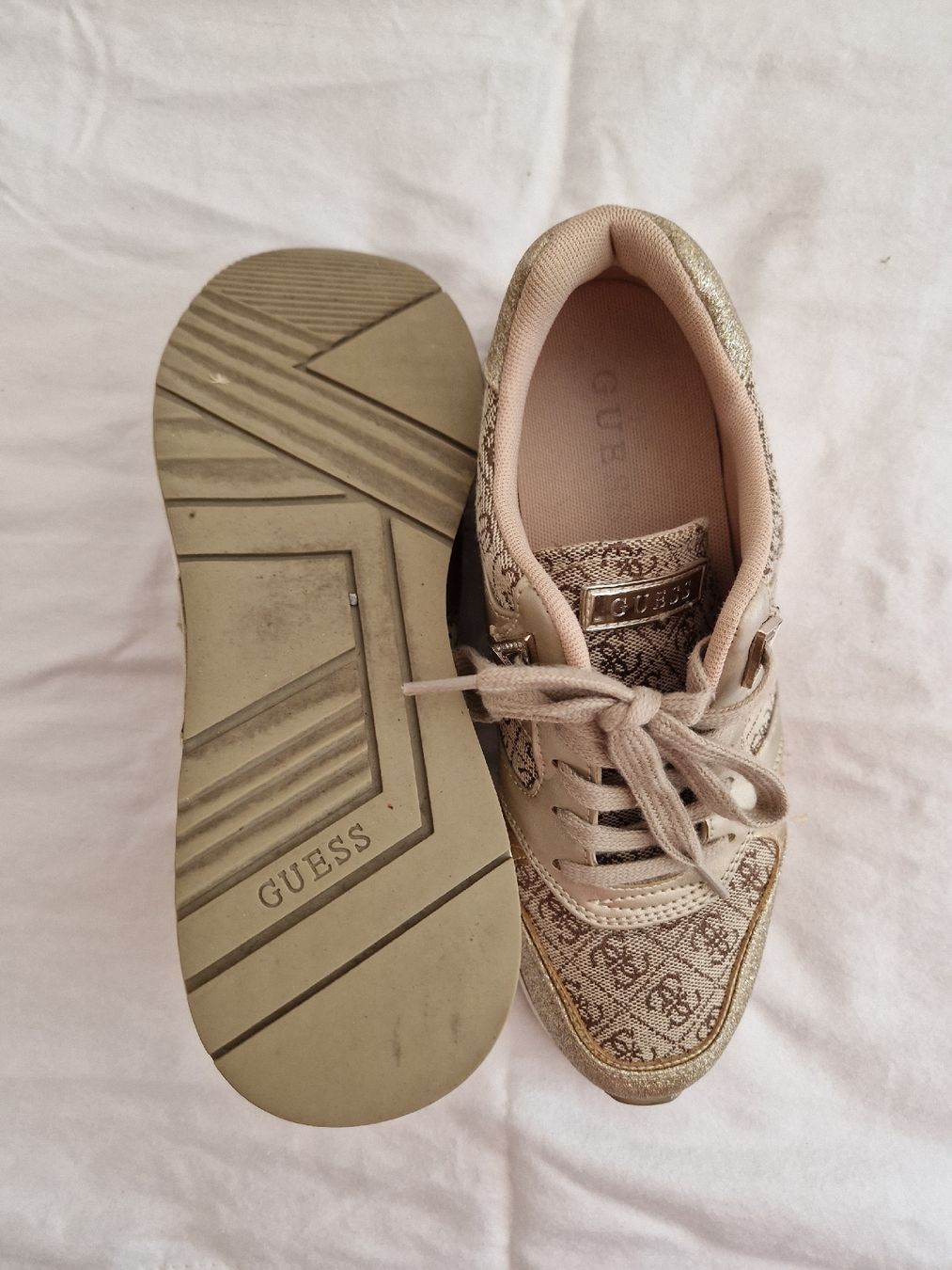 Guess Chaussures femmes: Guess Turnschuhe 39 gold – D'occasion à Zürich par Mani56