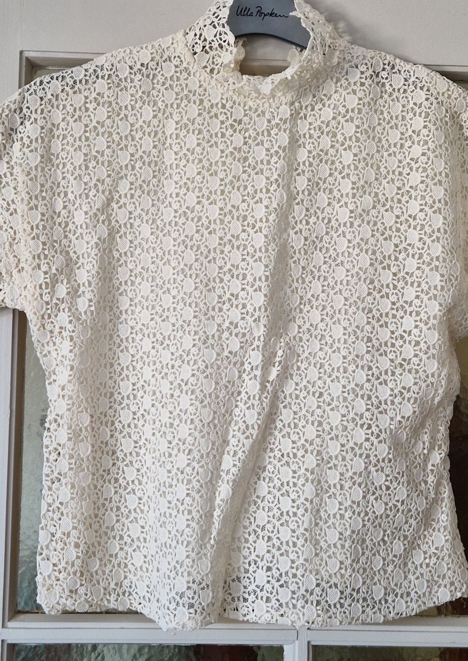 Blusen: Elegante Spitzenbluse, Creme, Gr. S, Perlenknöpfe – Gebraucht aus Bern von Antikbatik