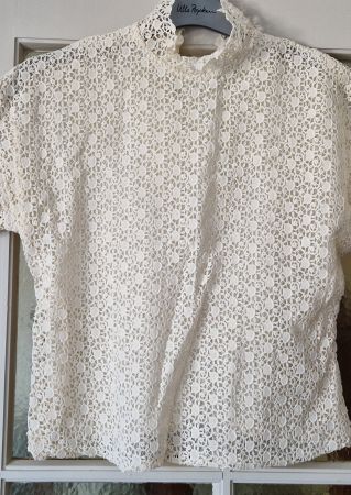 Elegante Spitzenbluse, Creme, Gr. S, Perlenknöpfe