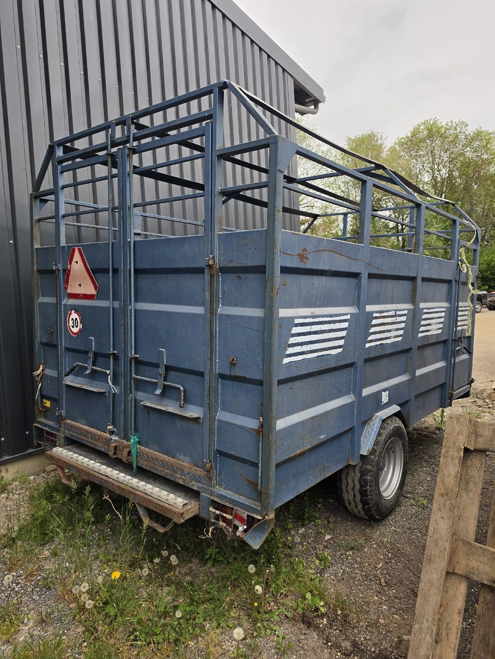 Rimorchi: Viehwagen Hydraulisch gebremst  – Usato da Bösingen venduto da lauda-lauda 2