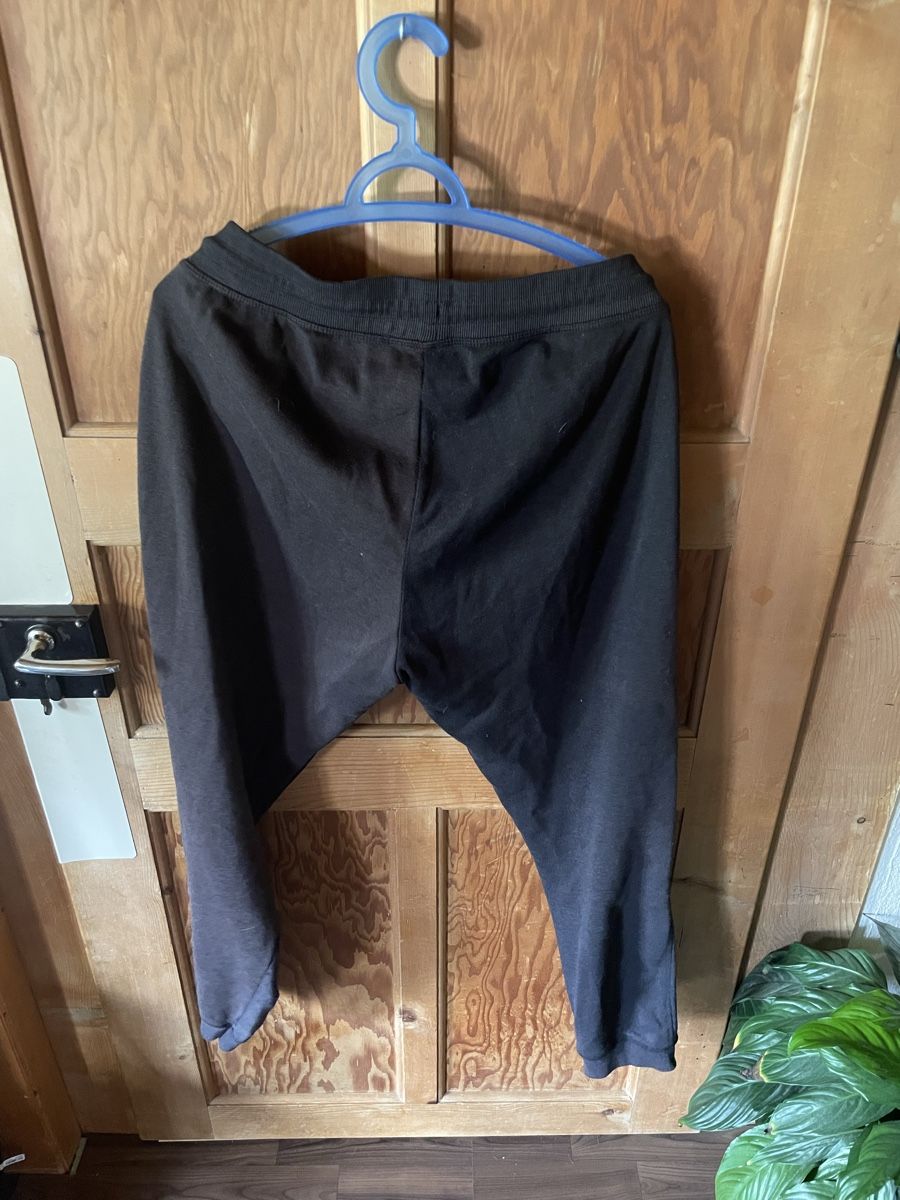 Pantaloni: Schwarze Trainerhose – Usato da Lenk im Simmental venduto da banane50626 1