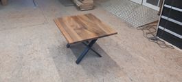 Salontisch aus Schweizer Nussbaumholz massiv