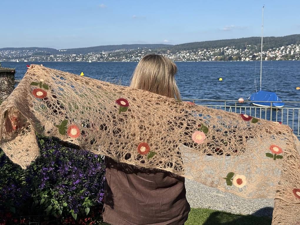 Foulard & Sciarpe: Brauner Mohairschal mit Blumen-Motiven – Usato da Thalwil venduto da han_2b8c 7