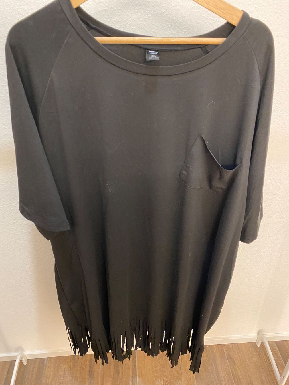 Shein Kleider: Kleid mit Fransen schwarz 5XL / Gr. 50 – Gebraucht aus Pratteln von a23_j2gs