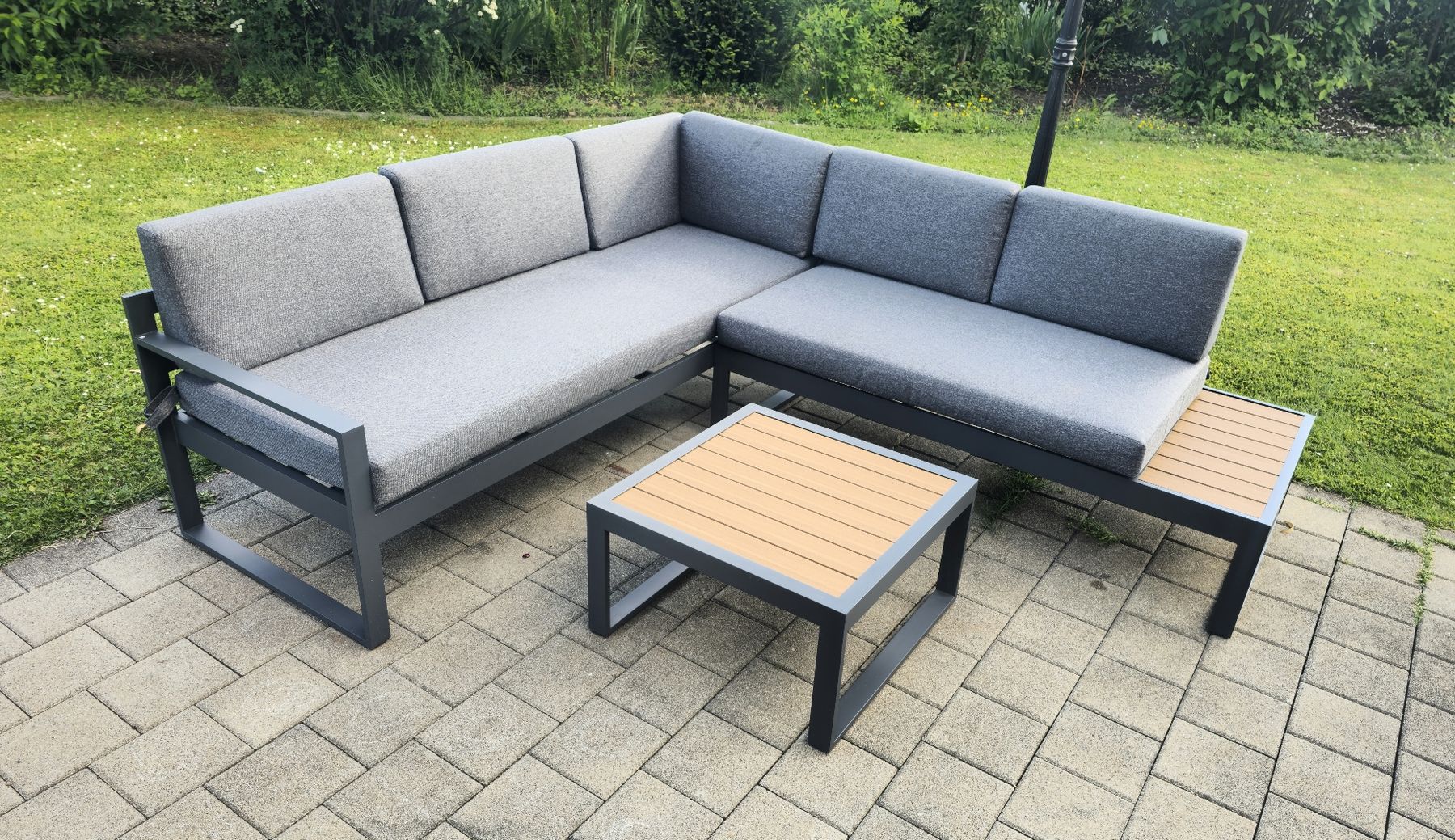 Divani: Gartenlounge mit Beistelltisch – Usato da Etzgen venduto da VierRingeA6