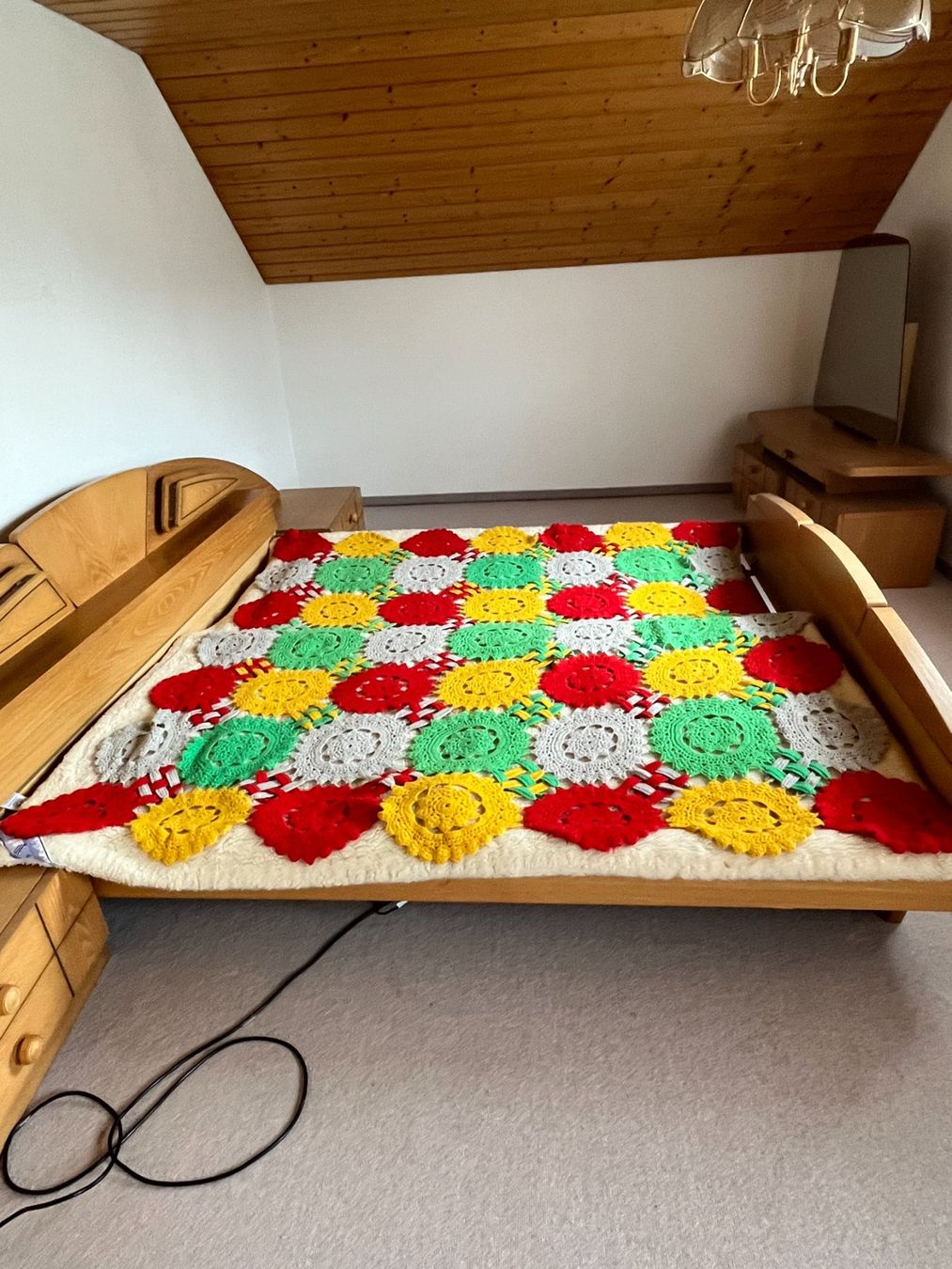 Coperte: Handgemachte Häkeldecke, Granny Squares, bunt – Usato da Montlingen venduto da Giardini13