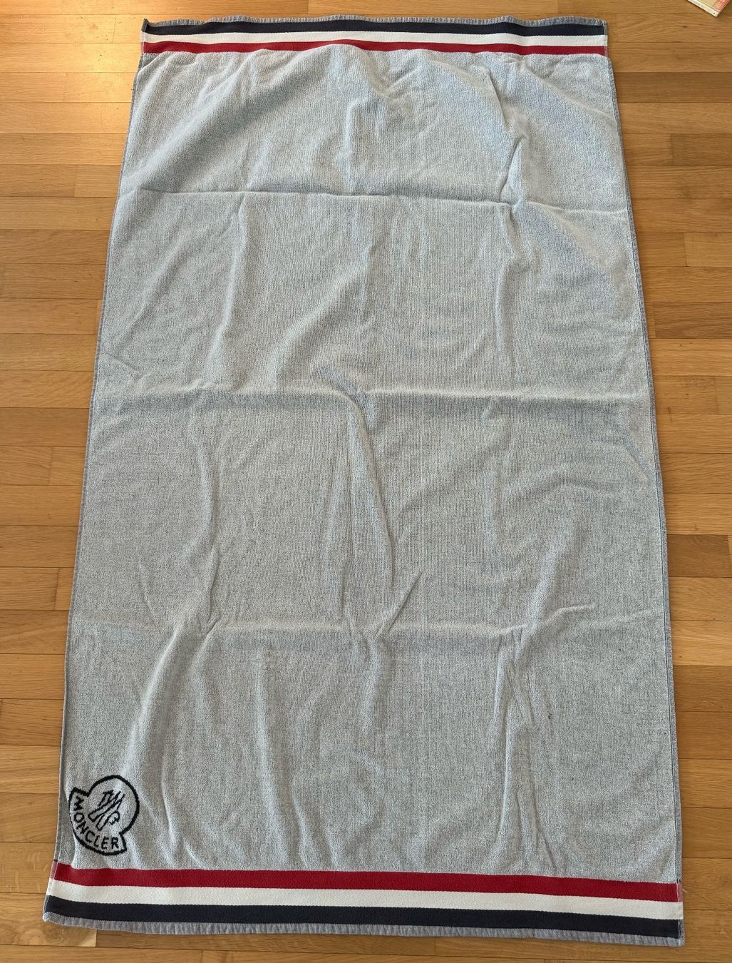 Teli da bagno: Moncler Strandtuch – Usato da Au ZH venduto da Shalima1985