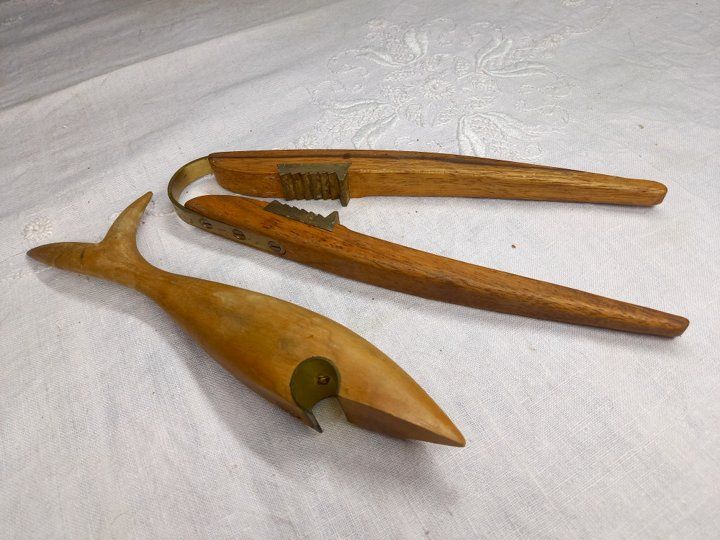 Set di piatti: Casse Noix & Décapsuleur en bois poli – Usato da Ponts-de-Martel venduto da Henri-Louis