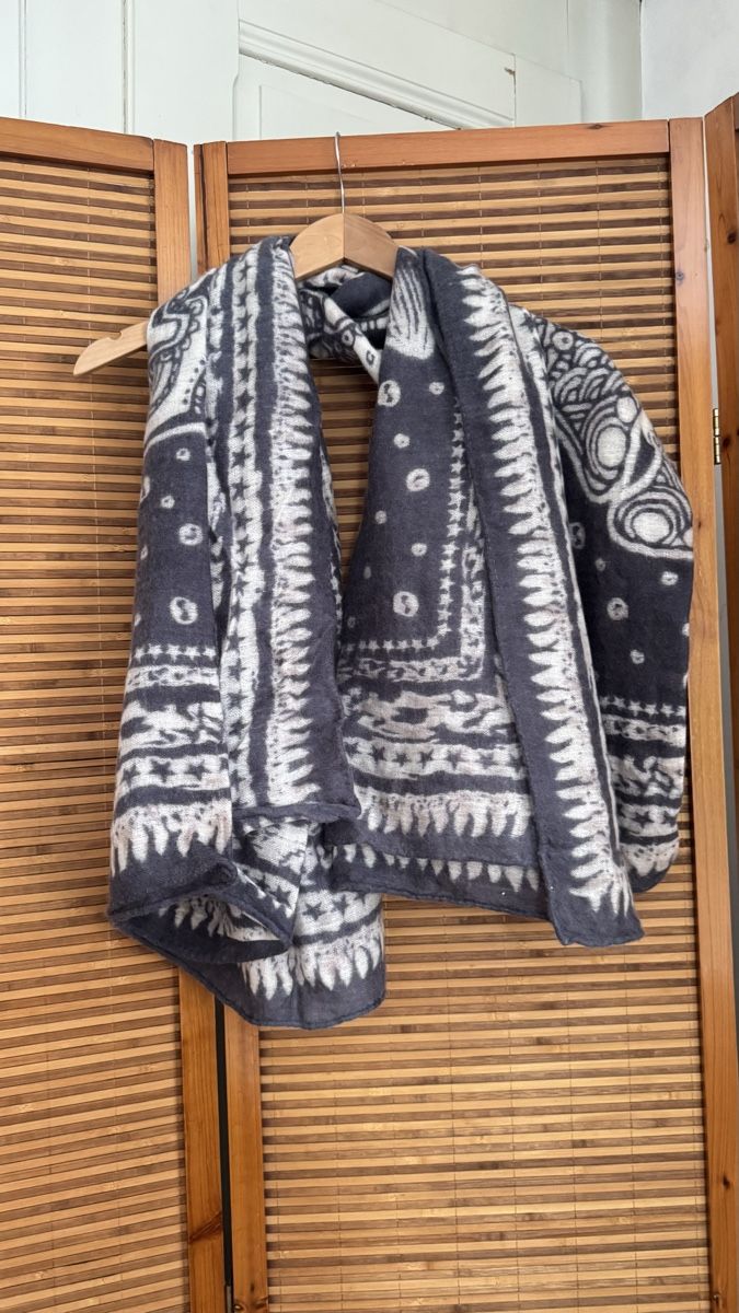Foulards & écharpes: Schöner Herbst-Winterschal – D'occasion à Gümligen par morticiaaddams