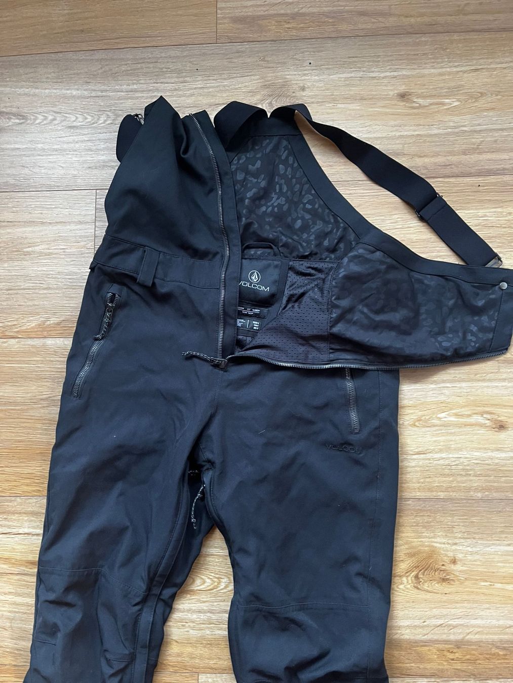 Volcom Pantaloni: Pantaloni da Snowboard Sci Salopette – Usato da Malvaglia venduto da elia182