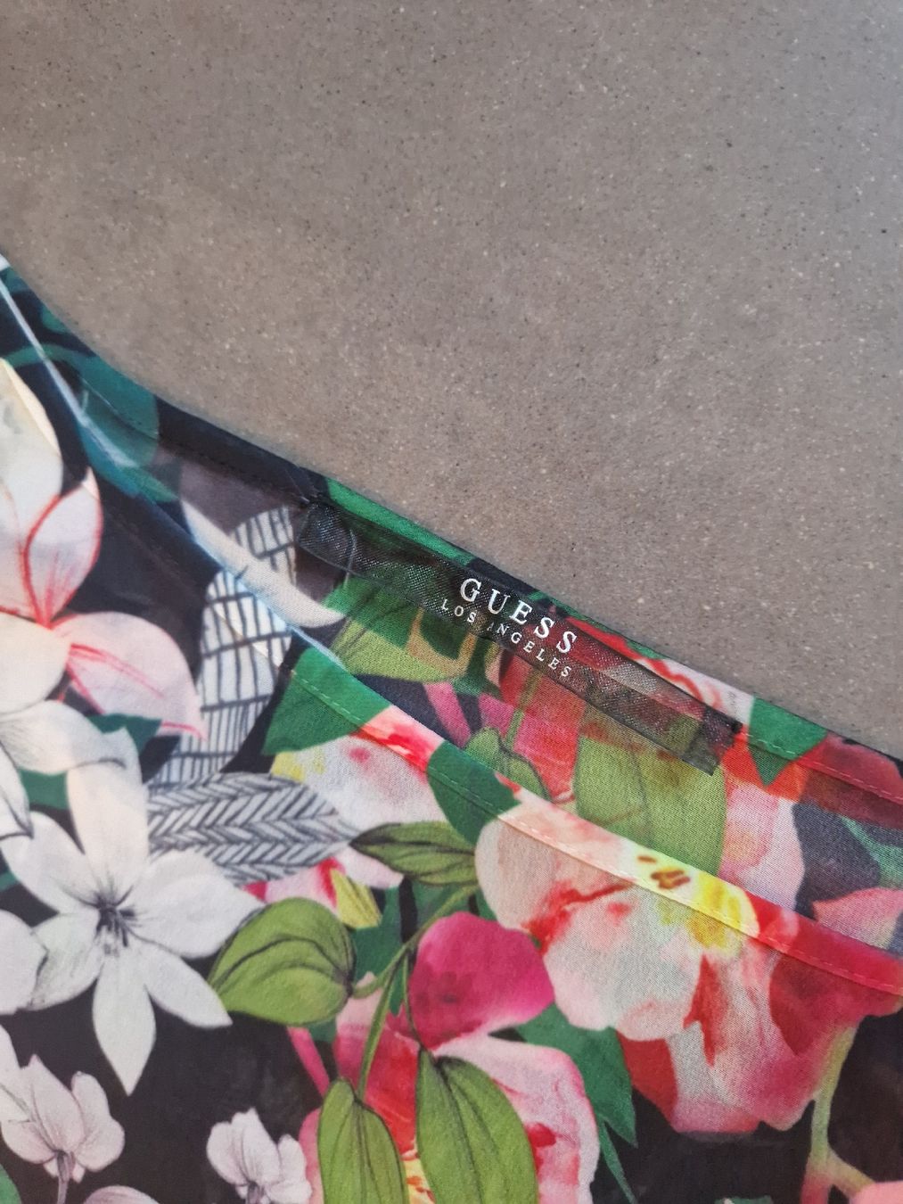 Guess T-Shirts: Guess Shirt L Blumen und Spitze – Gebraucht aus Lichtensteig von Cocabana_16 2
