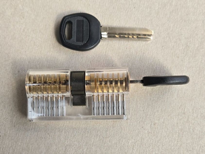 Lucchetti: Transparentes Übungsschloss Lockpicking mit 2 Schlüsseln – Nuovo (secondo la descrizione) da Hunzenschwil venduto da Fluz