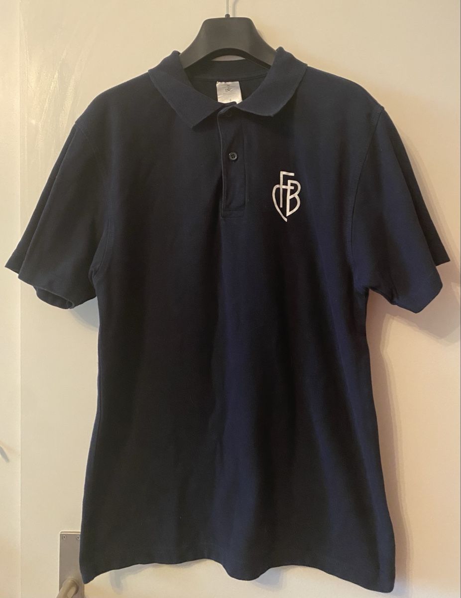 FC Bâle Polos: FC Basel Poloshirt dunkelblau mit Logo Grösse M – Neuf (Voir description) à Allschwil par Deal_Tiger99