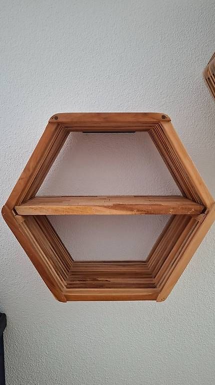Regale: 2 sechseckige Holz-Wandregale – Gebraucht aus Wädenswil von cel_zt5w 2