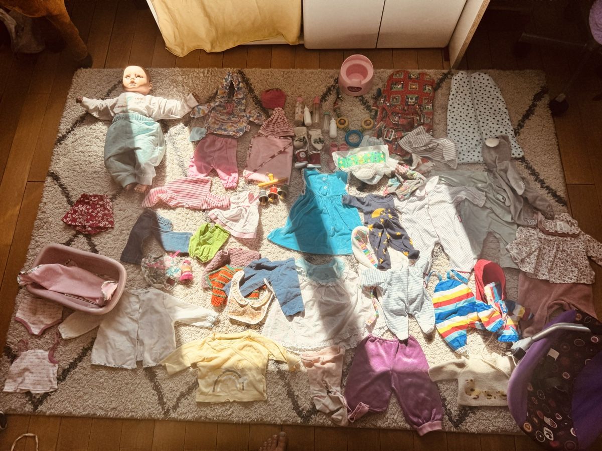 Bambole: Riesen Paket Puppenkleider mit Puppe – Usato da basel venduto da Bare4054 1