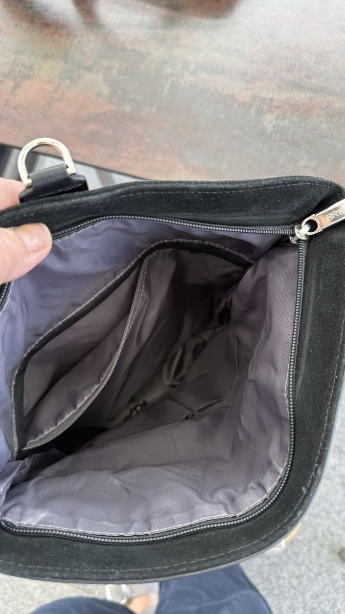 Bree Rucksäcke: Schwarzer Lederrücksack mit Wildleder-Klappe, 2 Fächer, top  – Gebraucht aus Oberrohrdorf von Happyday05 2