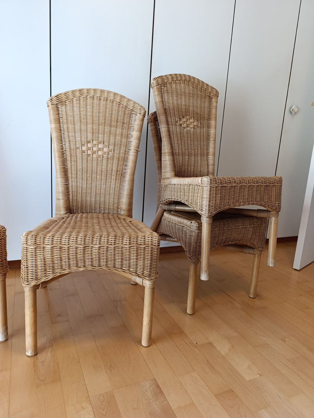 Stühle: 4 Stühle Rattan stapelbar – Gebraucht aus Liesberg Dorf von Murgs 1