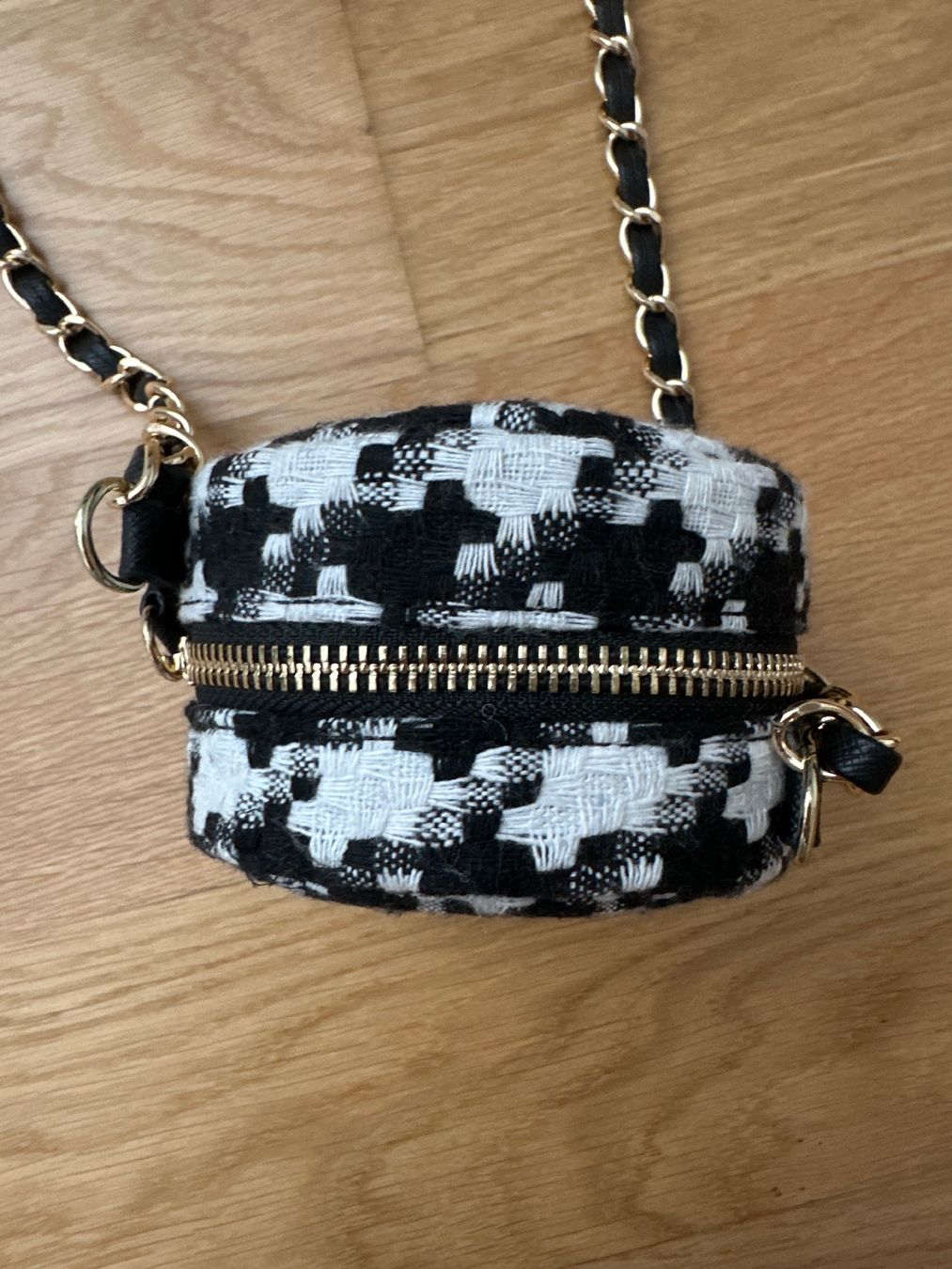 Taschen für Damen: Tasche schwarz / weiss von christ – Neu (gemäss Beschreibung) aus Zug von Hehe 2
