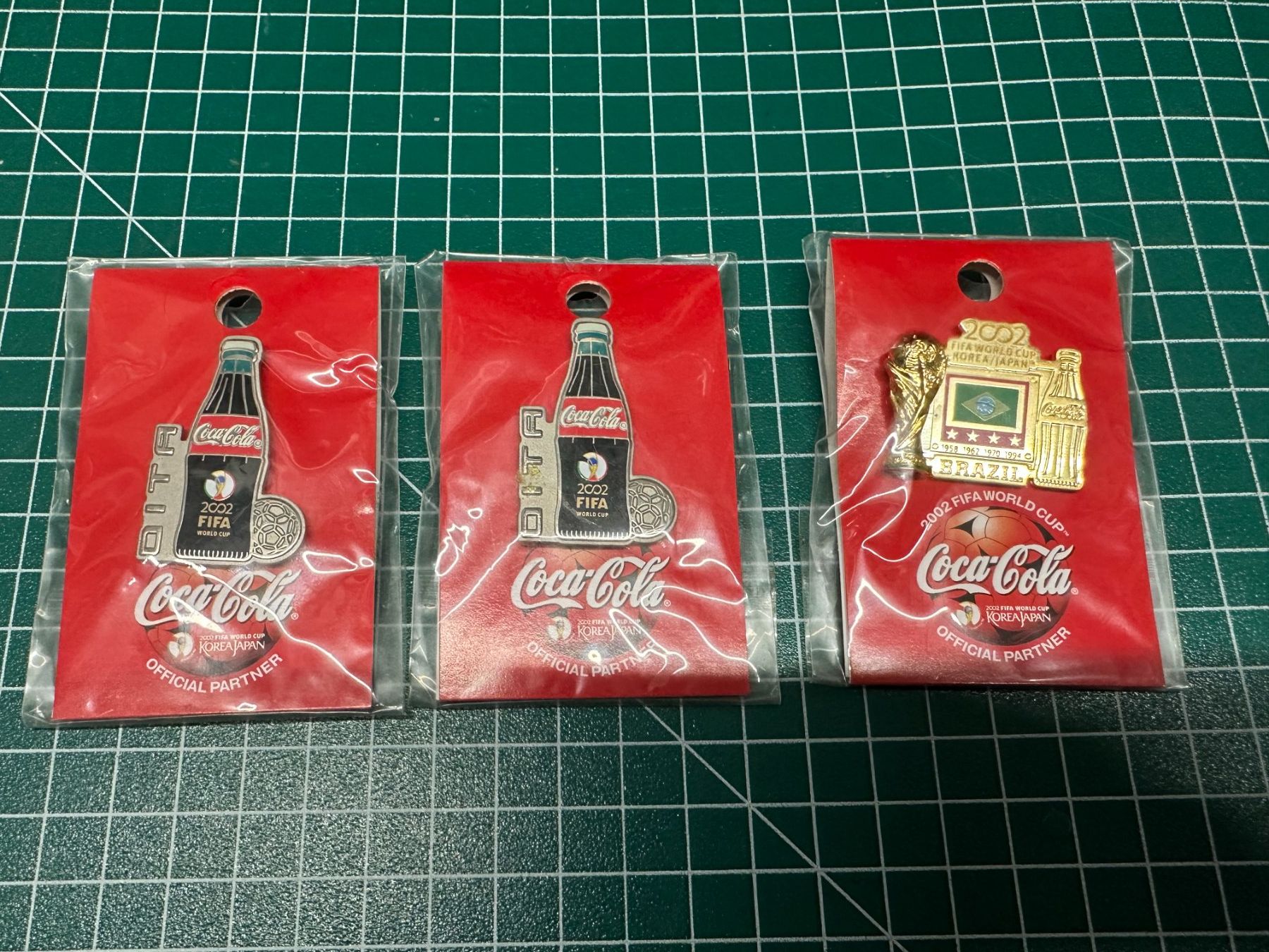 Coca-Cola Plaketten & Abzeichen: Coca-Cola FIFA Weltmeisterschaft 2002 Pins – Neu und originalverpackt aus Zug von Supervamp