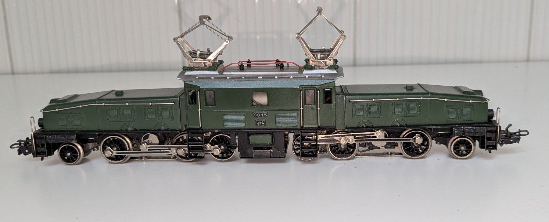 Märklin Modellini di ferrovie: Märklin SBB Krokodil 3015 – Usato da Giffers venduto da agu25