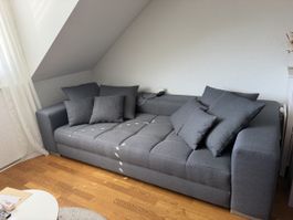 Modernes dunkelgraues Sofa – gepflegter Zustand
