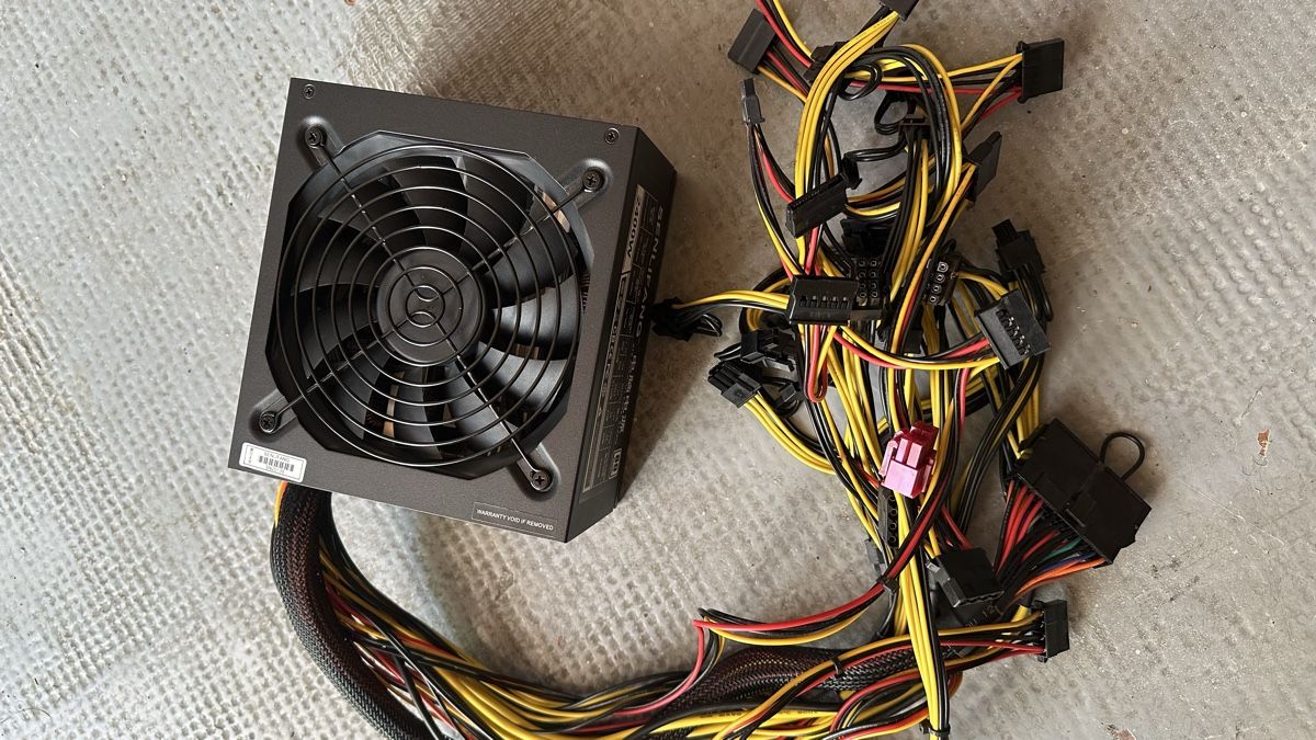 Alimentazione elettrica: Alimentation 2400 W - 80 plus Gold – Usato da Vessy venduto da Cartman.ch