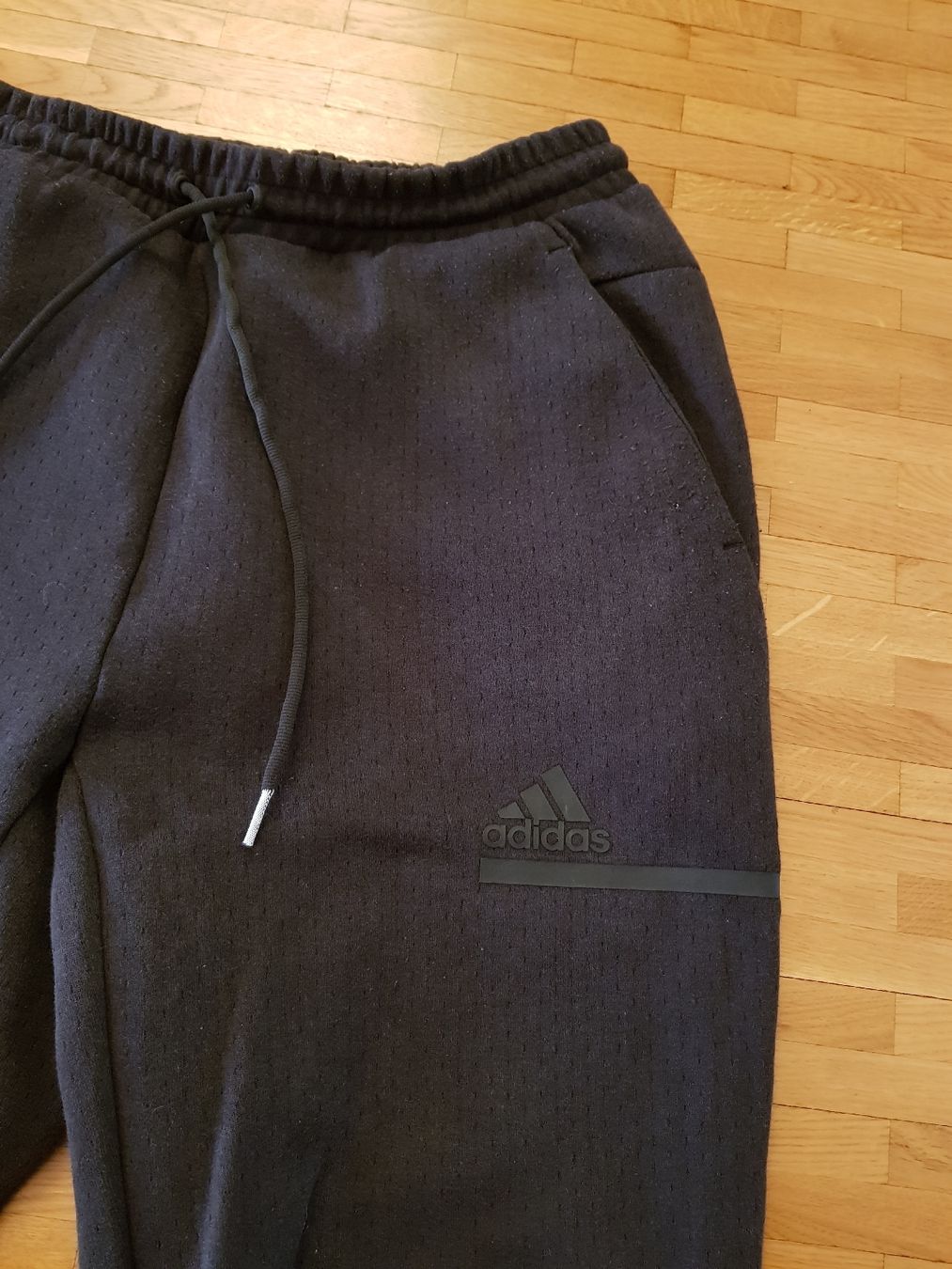 Adidas Pantaloni: Pantalon de jogging Adidas noir, taille M – Usato da Veyrier venduto da sosozizou 1