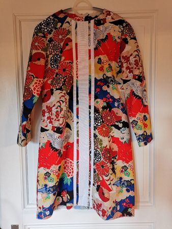 Fröhliches buntes Sommerkleid, asiatisches Muster, Seide