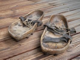 antike Museale Holzschuhe