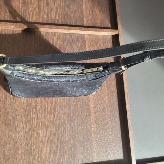 Louis Vuitton Borse da donna: LOUIS VUITTON Small Black Satin and Leather Trim + Monogram – Usato da Chavannes-des-Bois venduto da sarahzo 4