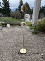 Lampadaire en métal doré et globes ovoïdes en verre