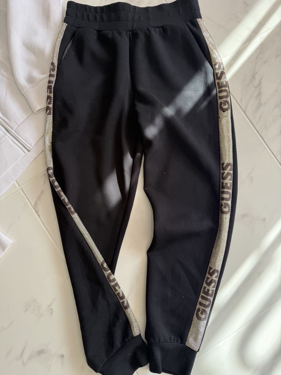 Guess Lotti di vestiti: Guess Trainings Set, Grösse M – Usato da Arch venduto da Aga84 1