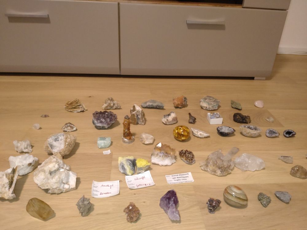 50-teilige Edelsteine / Mineralien sammlung mit Vitrine (Gebraucht) in ...