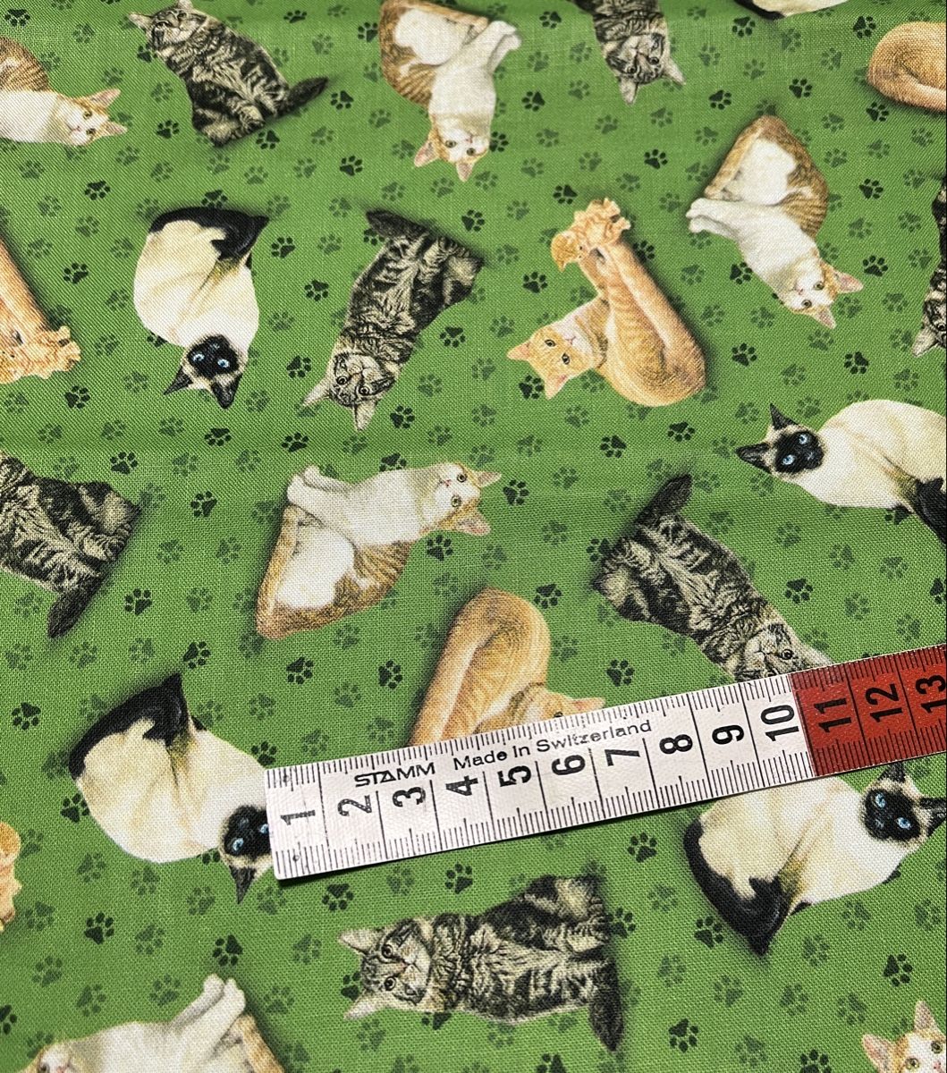 Tessuti: Patchworkstoff Katzen auf grünen Grund – Nuovo (secondo la descrizione) da Seuzach venduto da KreativmitStoff 1