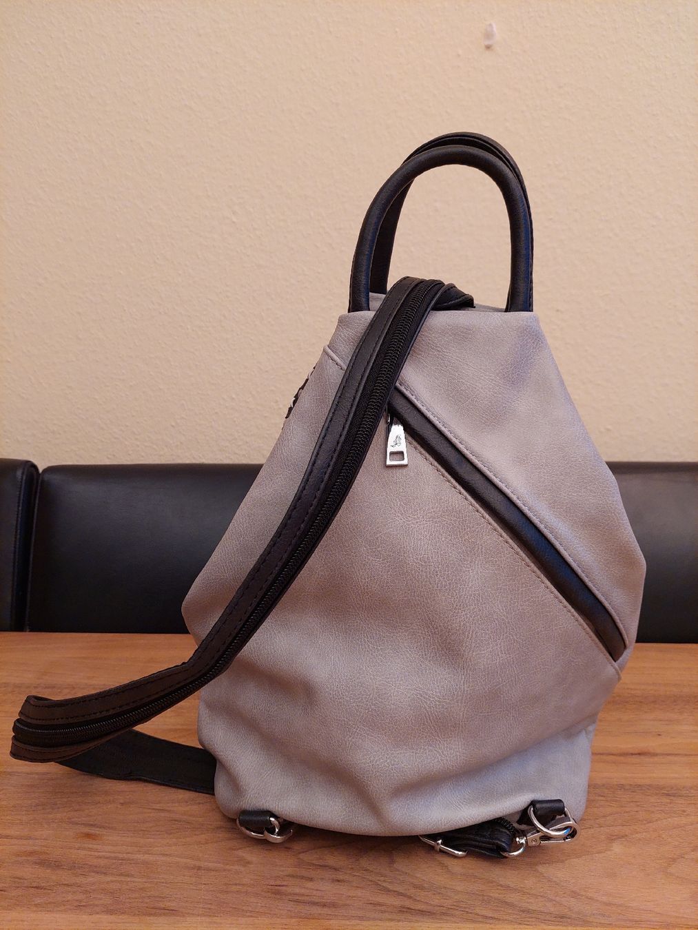 Zaini: Grau/schwarzer Rucksack / Handtasche, Leder, neuwertig – Nuovo (secondo la descrizione) da Brunnen venduto da Livianda 1