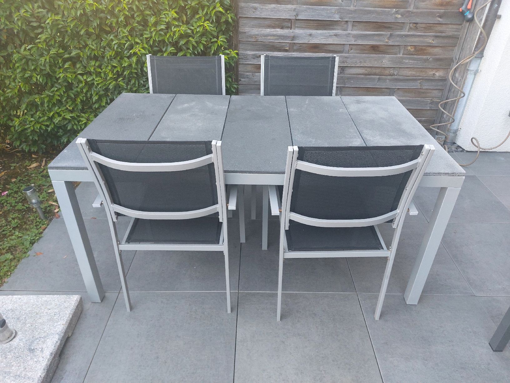 Set di tavolo e panche: Massiver Gartentisch mit 4 Stühlen - ab CHF 1.- – Usato da Dübendorf venduto da cviko1 1