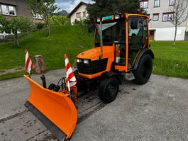 Kleintraktor mit Schneepflug, Schneefräse und Salzstreuer