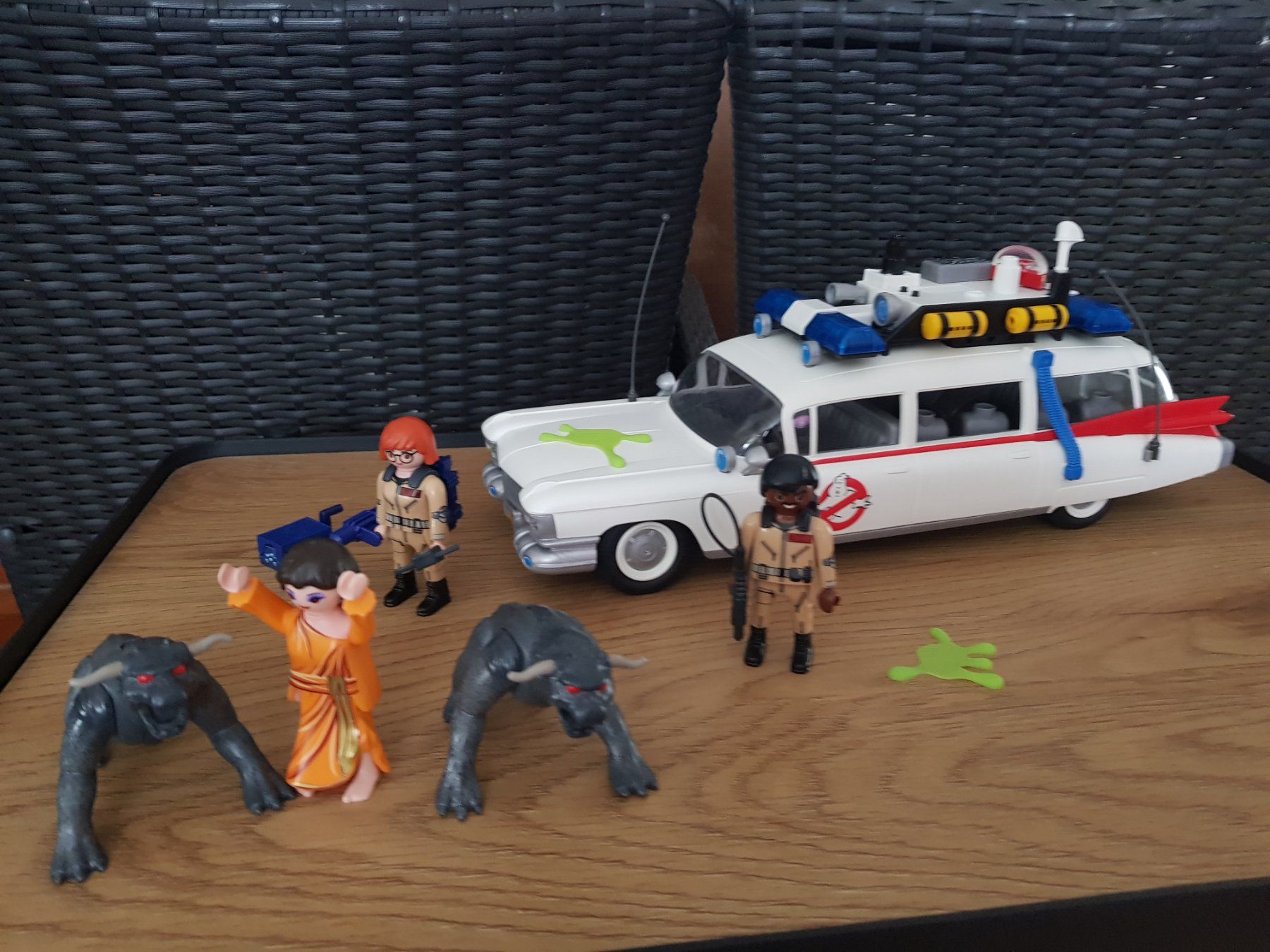 Bücher: Playmobil Ghostbusters Auto Limousine Ecto-1 + Terror Dogs – Gebraucht aus Nürensdorf von