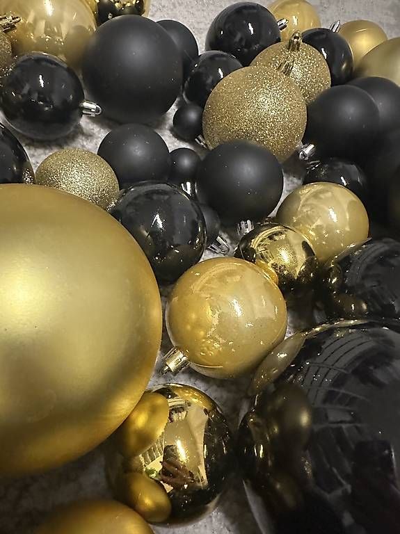 Alle Dekorationen: Grosses Set: Christbaumkugeln, Schwarz und Gold – Gebraucht aus Wangen SZ von Jaay_Sky 2