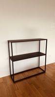 Schwarzes Regal, schlichtes Design
