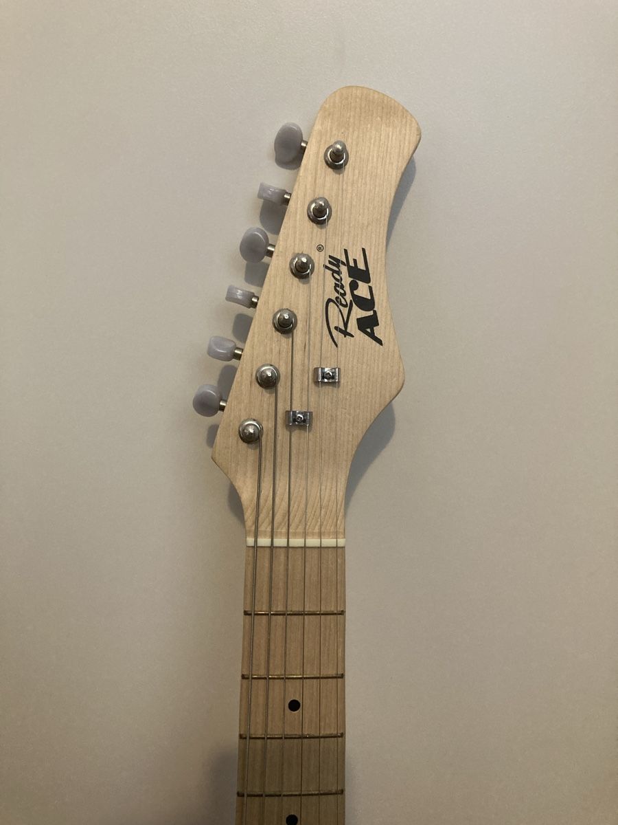 Musikinstrumente: Kinder E-Gitarre rot mit Verstärker  – Gebraucht aus Leuggern von Sabrinac 2