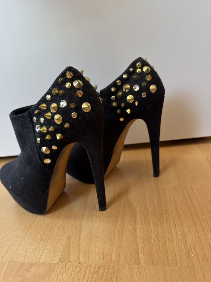 Scarpe da donna: Schwarze High Heel mit Nieten – Usato da Dagmersellen venduto da SabrinaZu 1