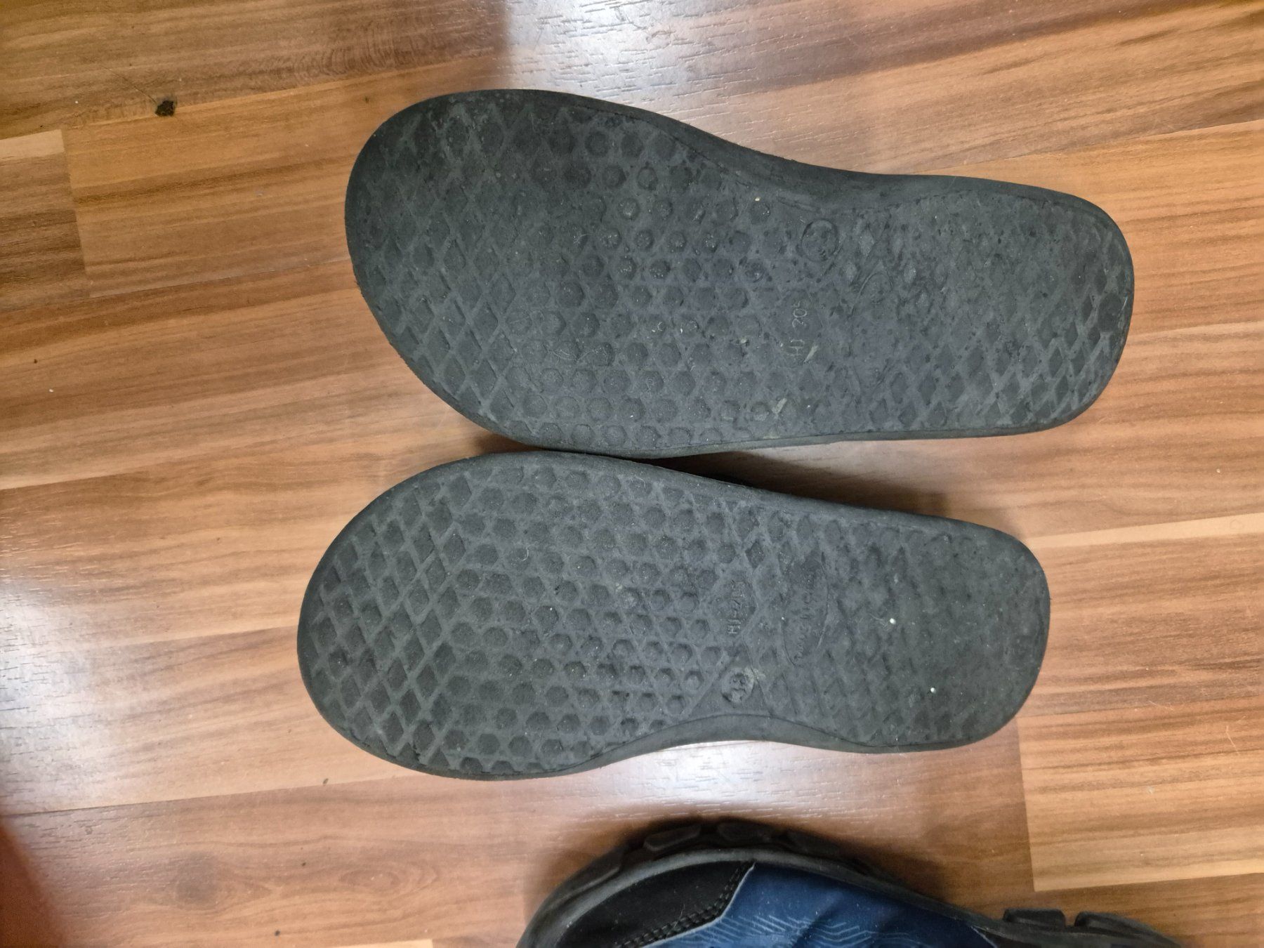 Herrenschuhe: Wanderschuh Quechua und Slipper gr 38 K27 – Gebraucht aus Schwarzenburg von Flamingo07 1