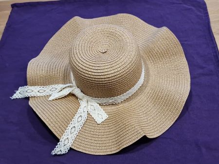 eleganter Strohhut mit dezentem Spitzen Band - Kopfgrösse55