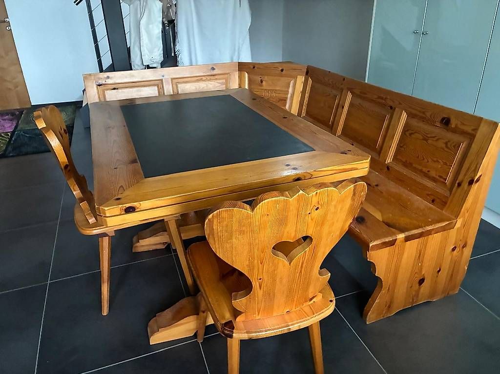 Set de table et chaises: Schiefertisch und Eckbank mit 2 Stühlen – D'occasion à Ebnat-Kappel par rkr_d7g2 1