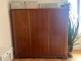 Kleiderschrank von 1945, Massivholz, gebraucht